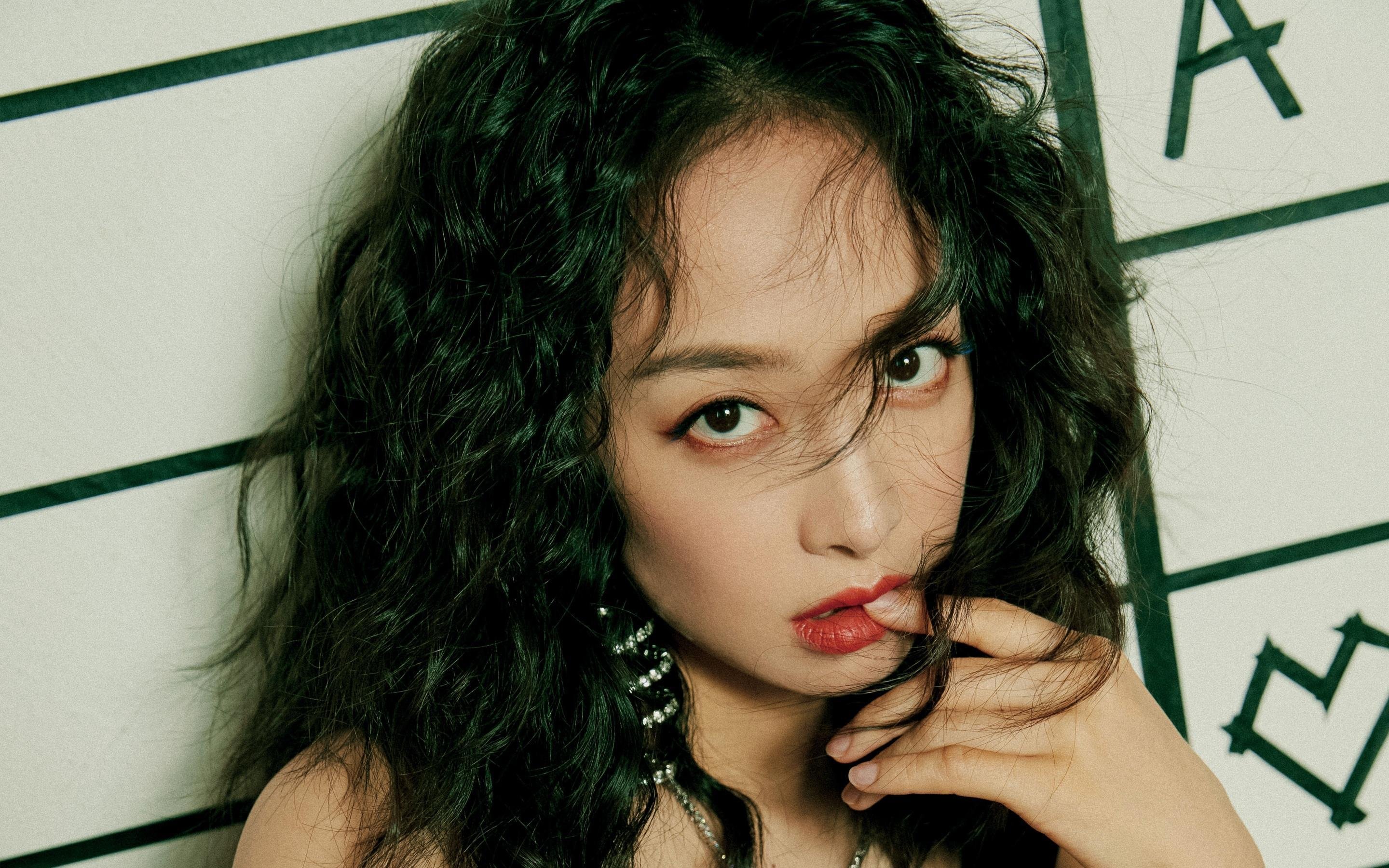 开云官方-球迷自制“最美助威团”比赛引热议，球迷助威歌