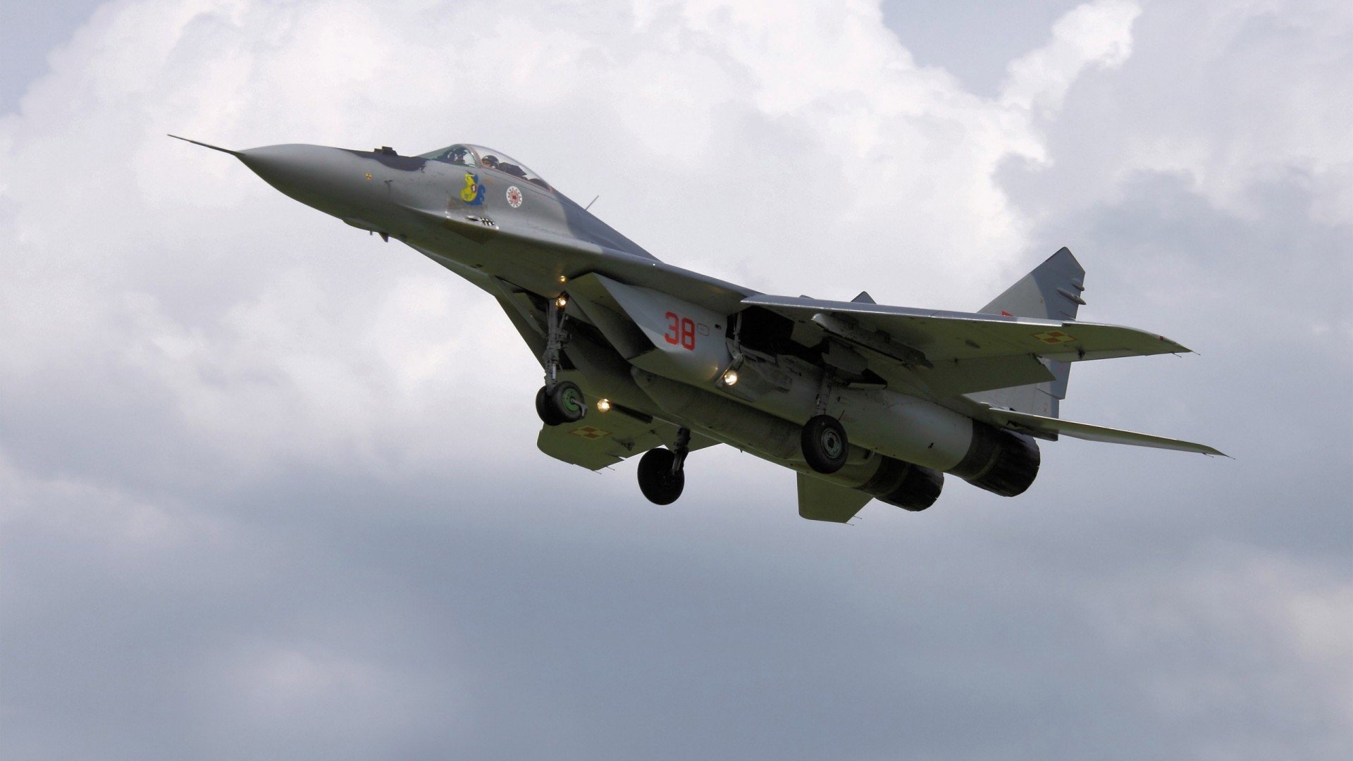 掘金翻盘步行者,季后赛首轮中约基奇完成三双,掘金官推晒约基奇训练照_控球中锋