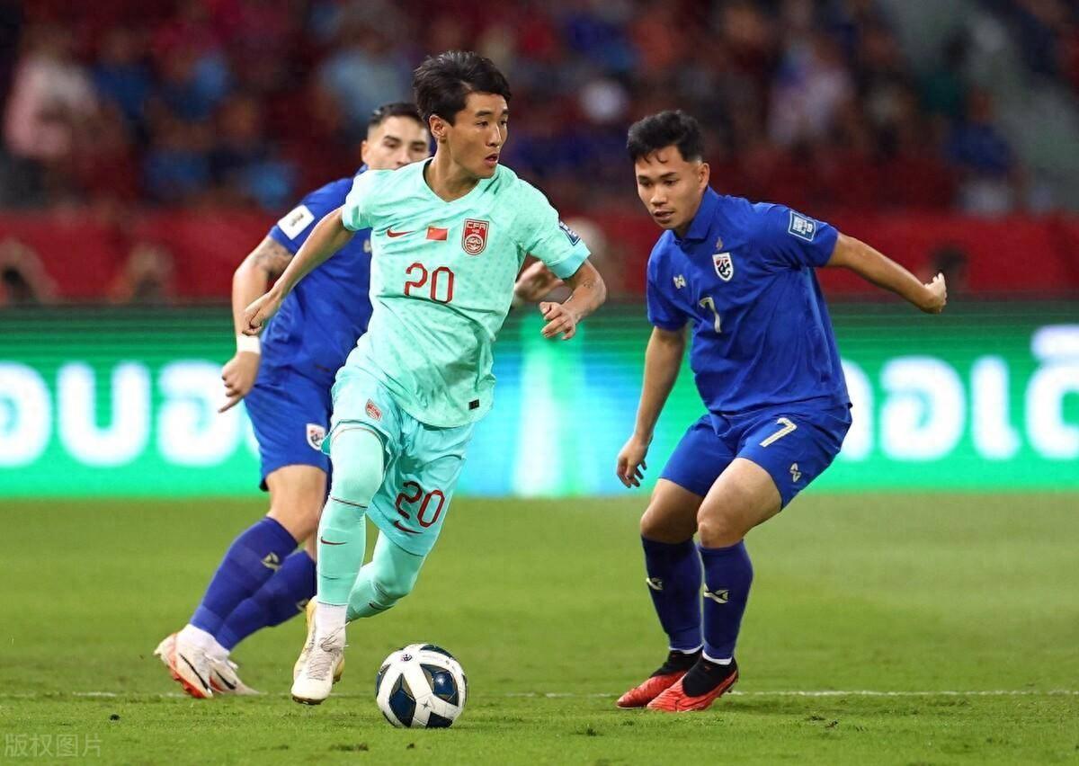 足球选手在社交平台上的表现与策略