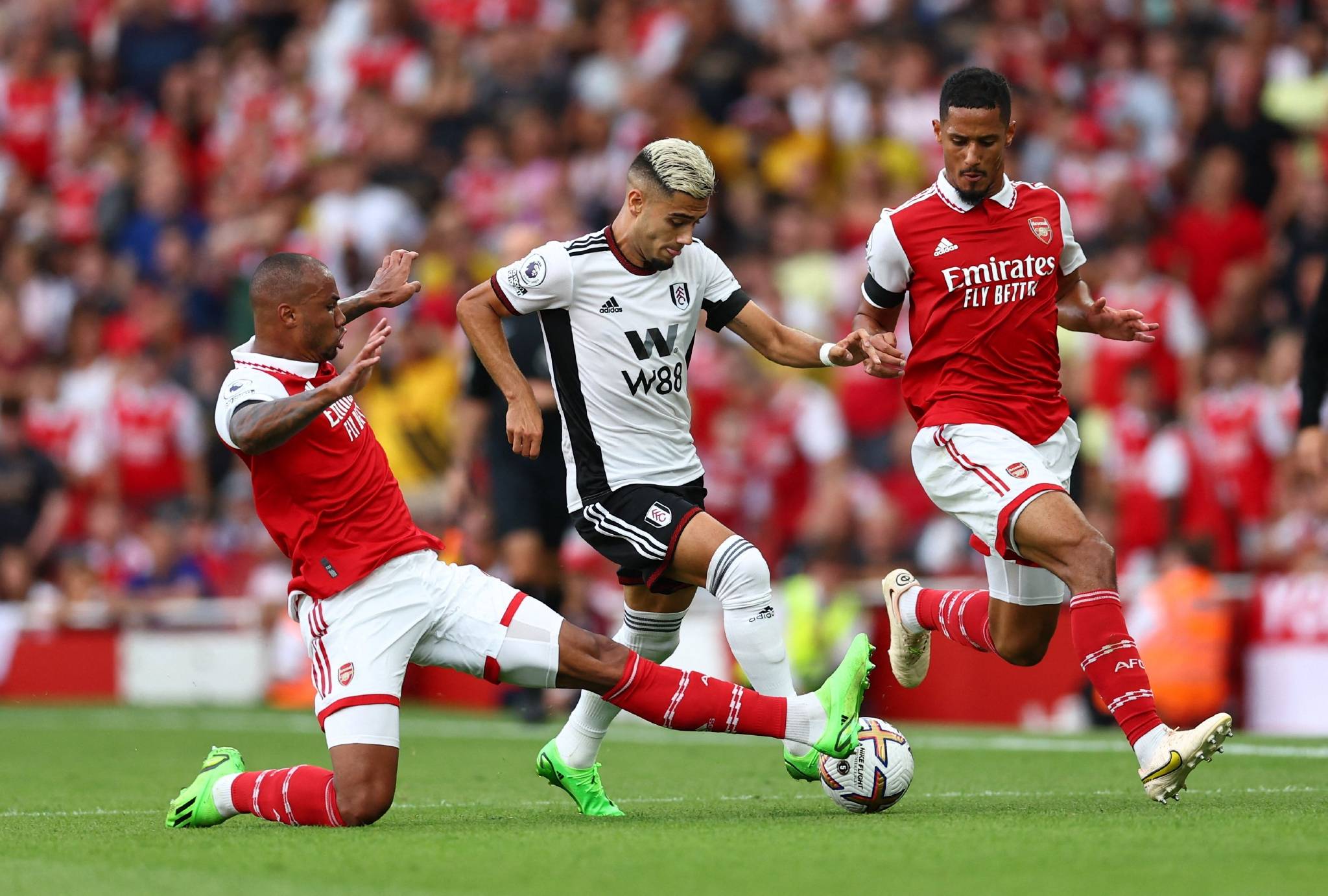 各支球队在国际赛中的表现与策略